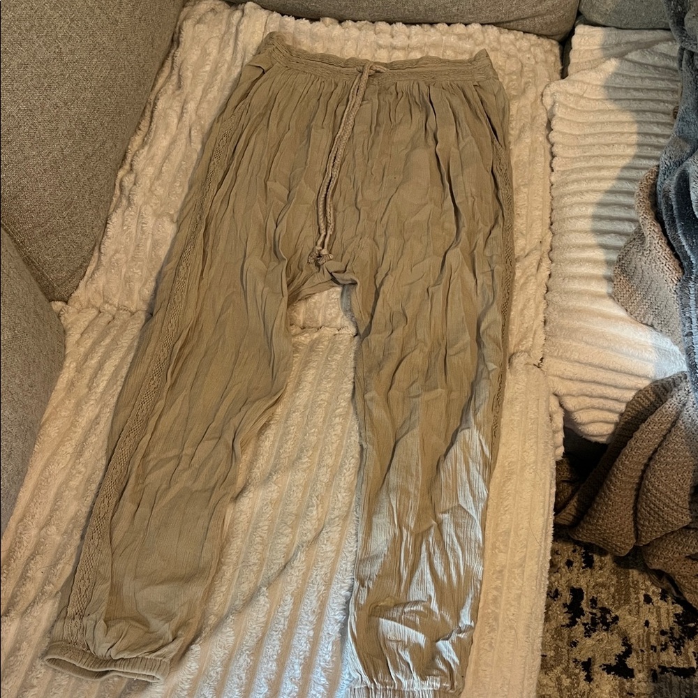 Aerie parachute pants beige